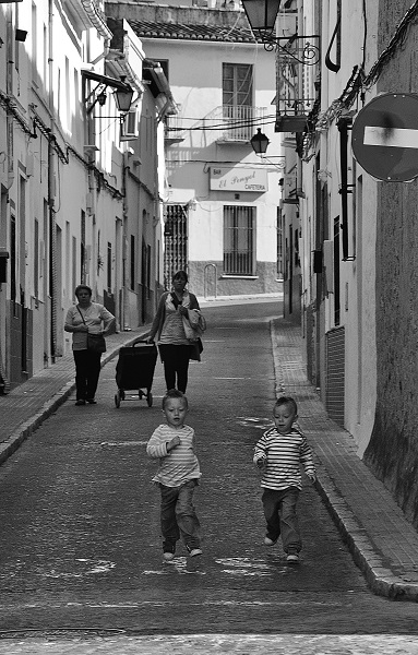 Unknown twins, running through the streets of Valencia.