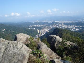 Top of Jinmiansan, strewn with heavy boulders.