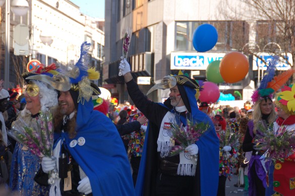 Karneval parades: costumes, candy, flowers, and balloons!