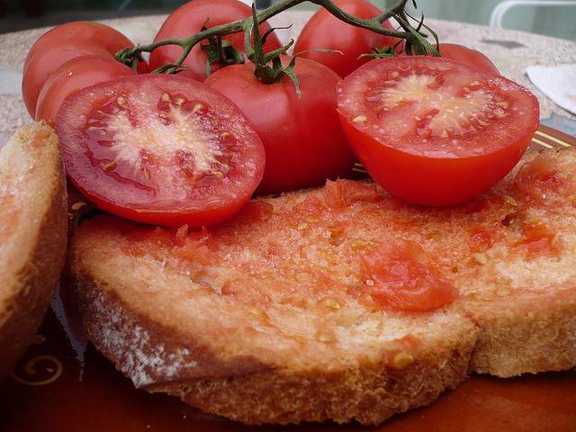 Pan con tomate