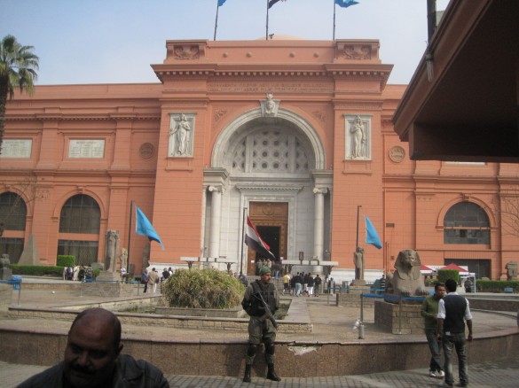 The relatively-empty front entrance of the Egyptian Museum at Tahir Square 